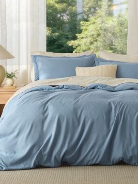 Queen Duvet Cover and Two Pillow Cases in Blue